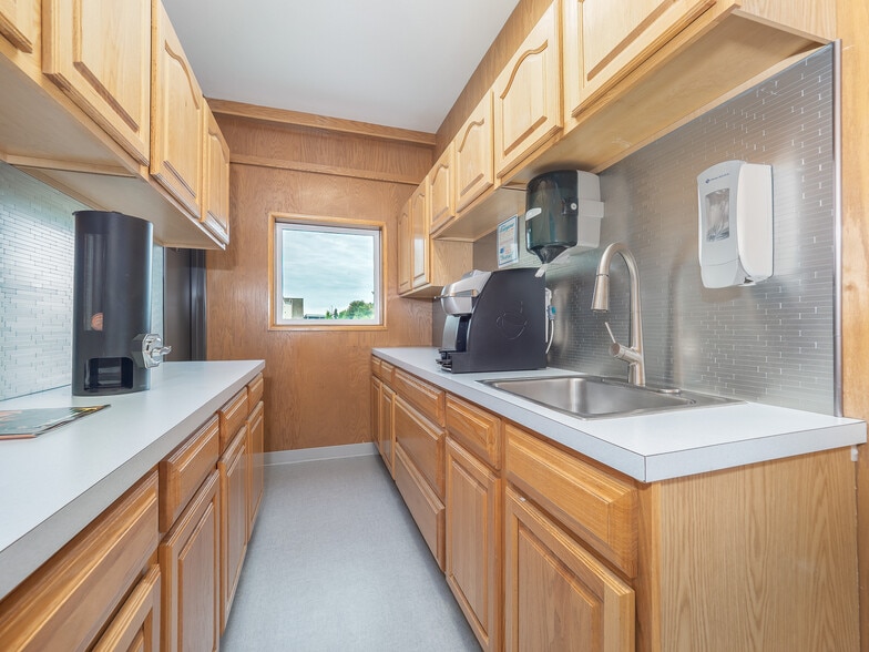 More Photos Of 630 SW Walnut St, Hillsboro Warehouse For Sale