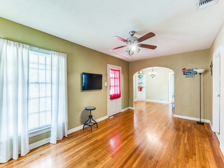 More Photos Of 206 Sherwood Dr, San Antonio Office Residential For Lease