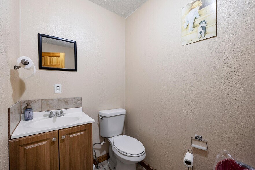 More Photos Of 1302 Shull St, Ava Medical For Sale