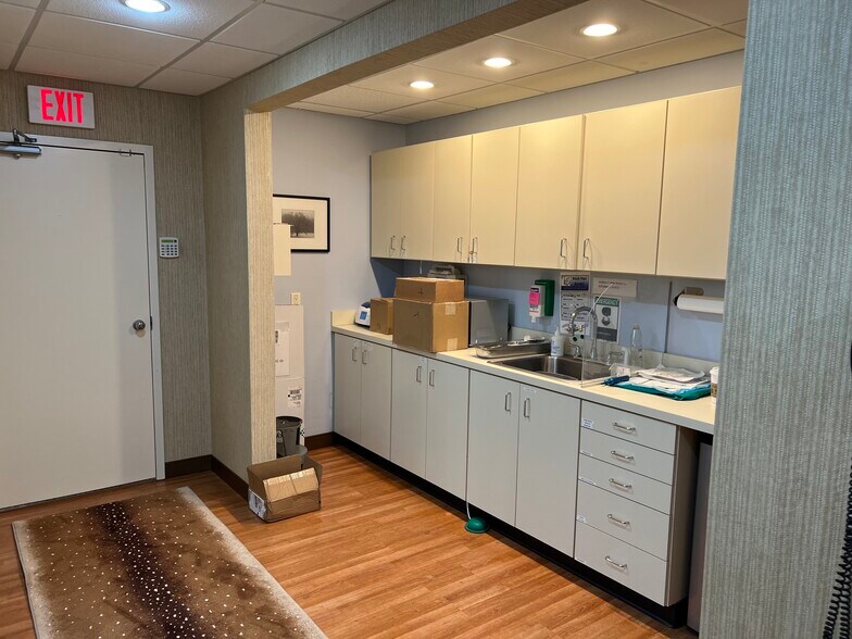 More Photos Of 2 1/2 Dearfield Dr, Greenwich Medical For Lease