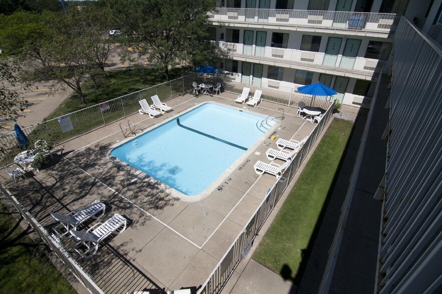 More Photos Of 2300 Cleveland Ave N, Saint Paul Hotel For Sale