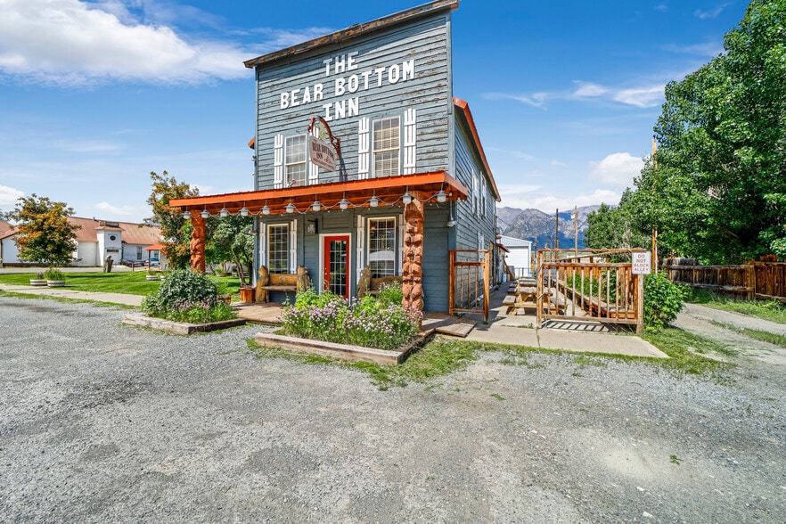 More Photos Of 418 W Spruce St, Mackay Hotel For Sale