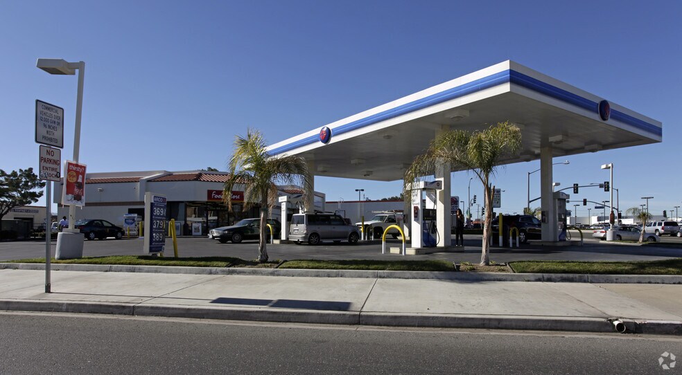 Primary Photo Of 15445 Palmdale Rd, Victorville Service Station For Lease