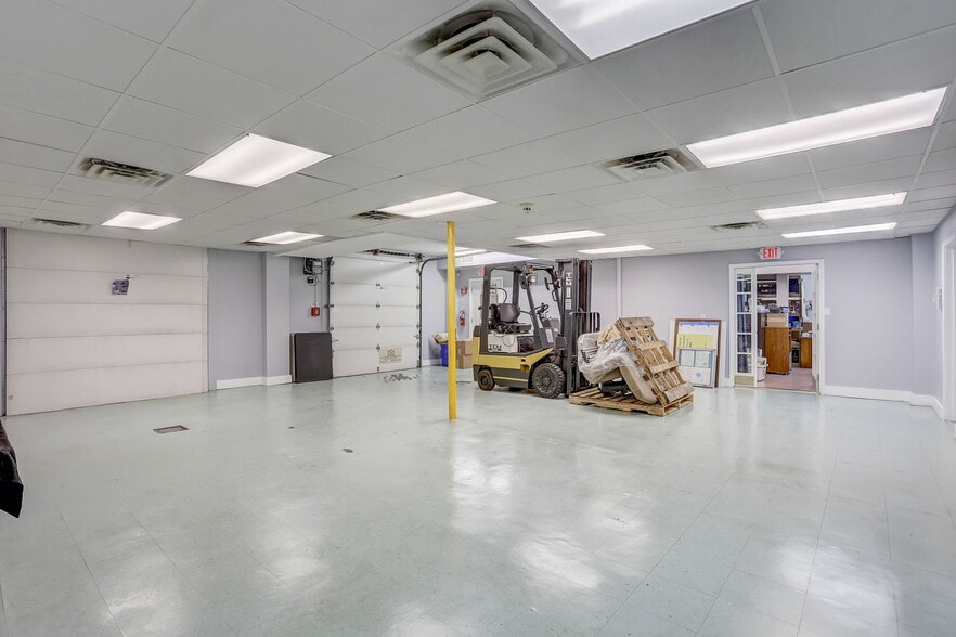 More Photos Of 329 Otter St, Bristol Flex For Lease