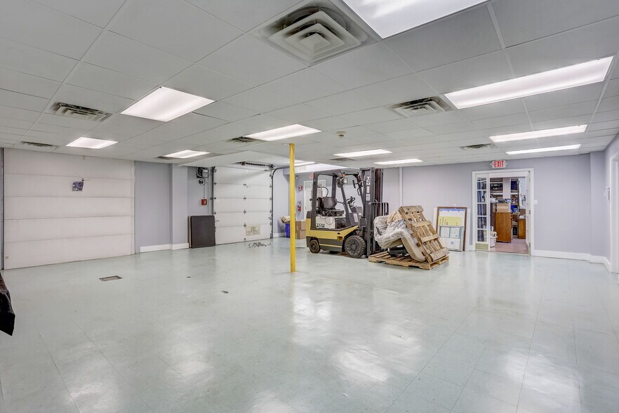 More Photos Of 329 Otter St, Bristol Flex For Lease
