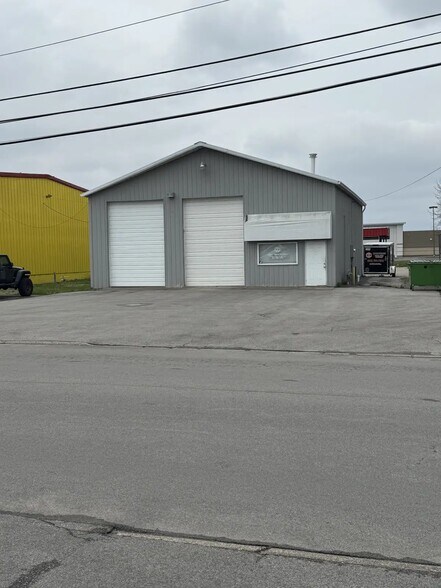 More Photos Of 1427 Cedar St, Clarksville Auto Repair For Lease