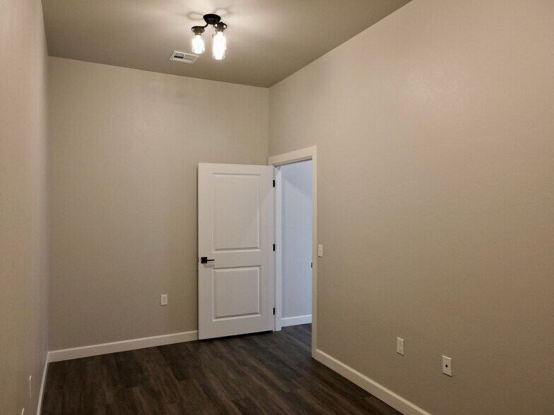 More Photos Of 517 Liberty Ln, Edmond Office For Lease