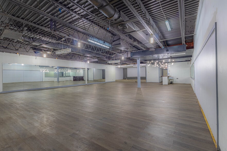 More Photos Of 3937-4050 N High School Rd, Indianapolis Freestanding For Sale