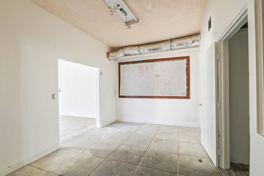 More Photos Of 4641 Telegraph Rd, Los Angeles Manufacturing For Sale