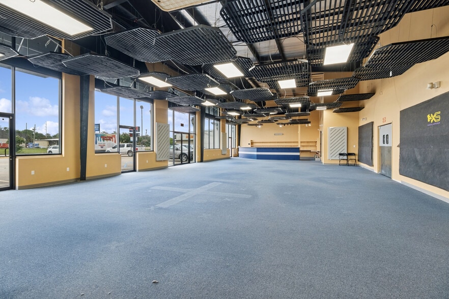 More Photos Of 8180 Earhart Blvd, New Orleans General Retail For Lease