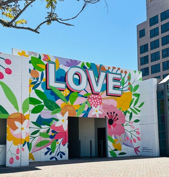 More Photos Of 131-195 W Center Street Promenade, Anaheim Unknown For Lease