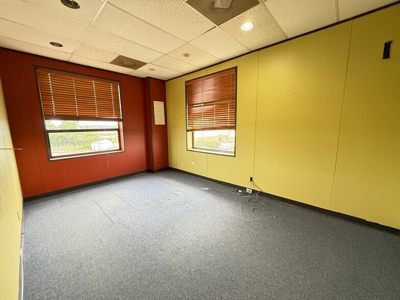 More Photos Of 1606 Headway Cir, Austin Light Manufacturing For Lease