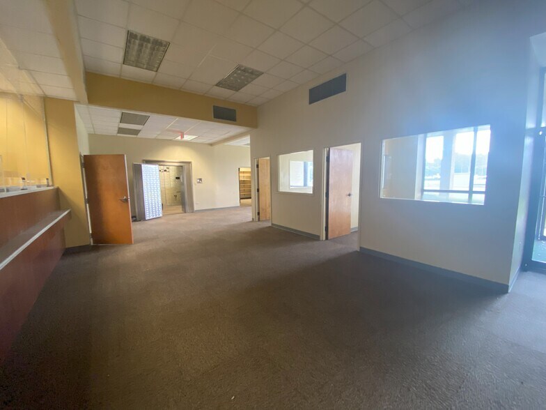 More Photos Of 10422 Abercorn St, Savannah Bank For Lease