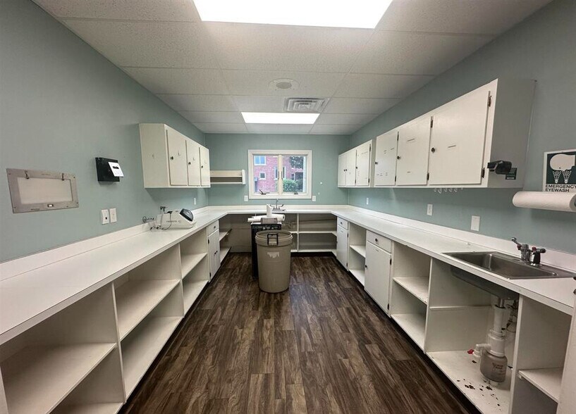 More Photos Of 101 S Rose St, Elmwood Office For Sale