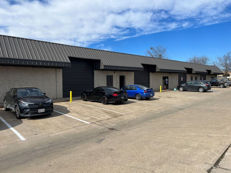More Photos Of 205 Executive Way, DeSoto Light Manufacturing For Lease