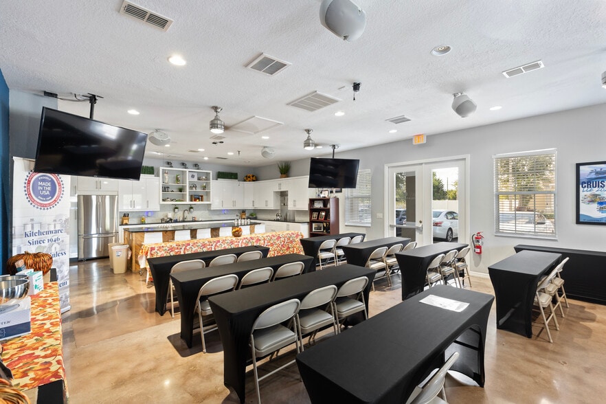 More Photos Of 2530 Green Forest Ln, Lutz Office For Sale