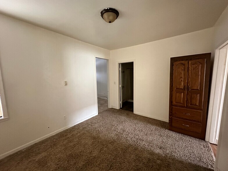 More Photos Of 1831 N C St, Elwood Apartments For Sale