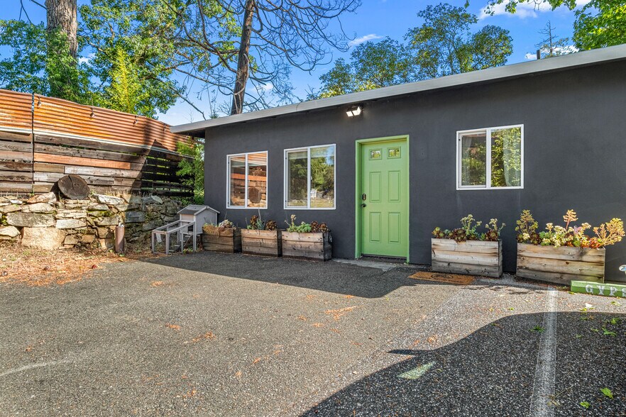 More Photos Of 320 Taylor Rd, Newcastle Specialty For Sale