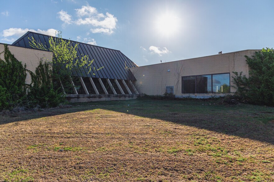 More Photos Of 3200 E Memorial Rd, Edmond Medical For Sale