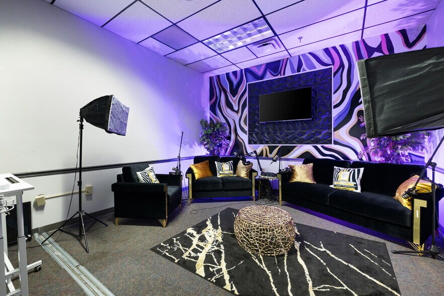 More Photos Of 215 Marvin Miller Dr SW, Atlanta Light Distribution For Sale