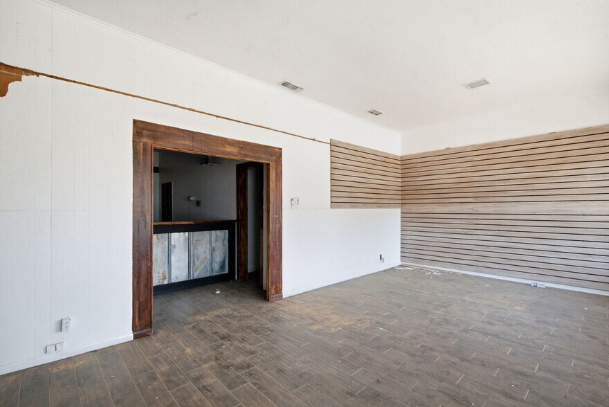 More Photos Of 100 W Central Ave, Comanche General Retail For Sale