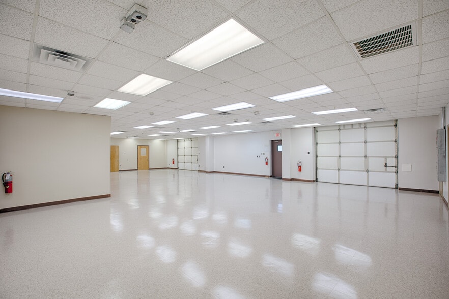 More Photos Of 273-275 Midway Ln, Oak Ridge Warehouse For Lease