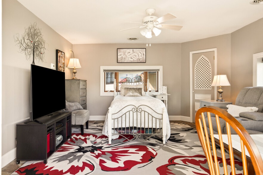 More Photos Of 301 Meyers Ave, Meyersdale Hotel For Sale