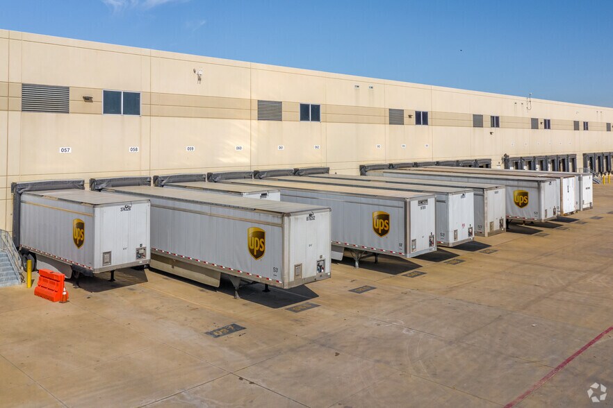 More Photos Of 4495 DFW Tpke, Dallas Warehouse For Lease