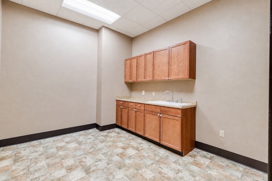 More Photos Of 2500 N 7th St, West Monroe Office For Lease