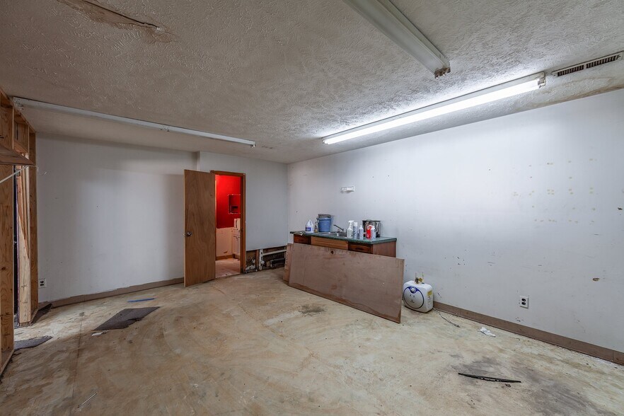 More Photos Of 600 Market, Bolivar Self Storage For Sale