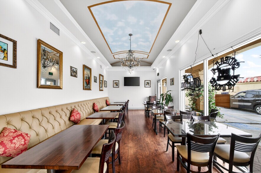 More Photos Of 910 W Pacific Coast Hwy, Wilmington Bar For Lease