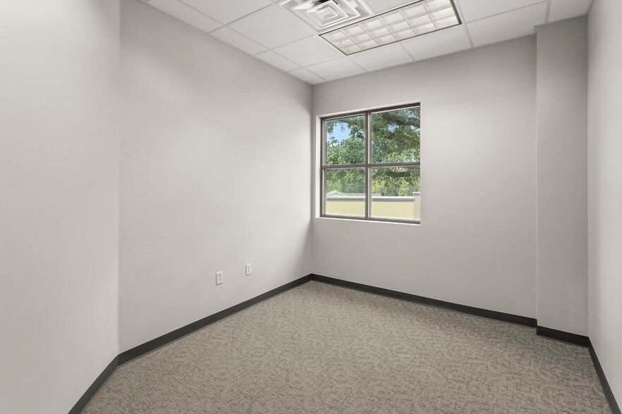 More Photos Of 814 W McNeese St, Lake Charles Office For Lease