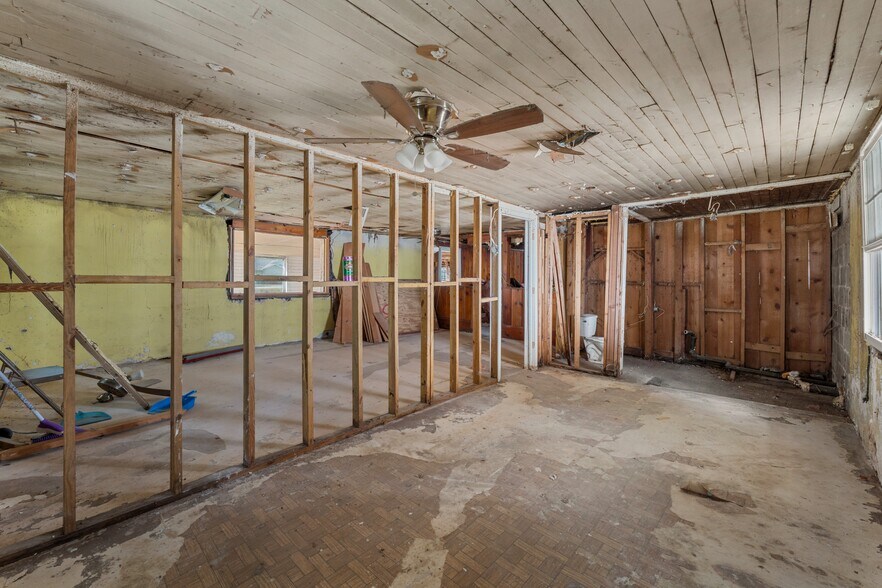 More Photos Of 7736 Westpoint Rd, West Point Freestanding For Sale