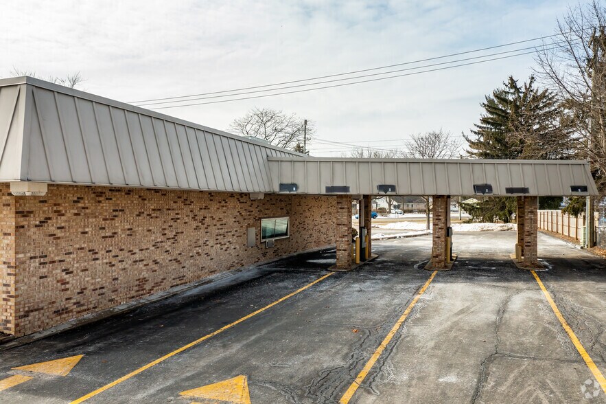 More Photos Of 990 S Lapeer Rd, Oxford Bank For Lease