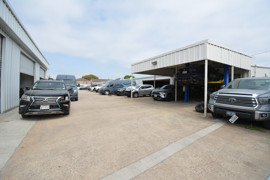More Photos Of 5610-5613 Southwest Fwy, Houston Mixed Retail For Lease