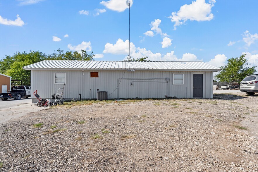 More Photos Of 330 Elco Ln, China Spring Warehouse For Lease