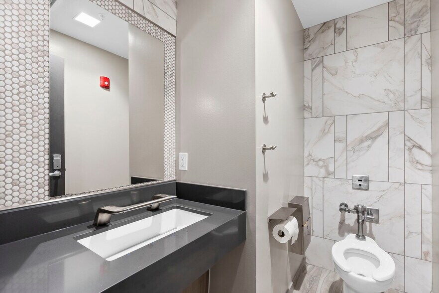 More Photos Of 1724 S Luster Ave, Springfield Office For Lease