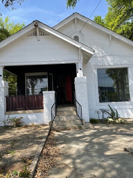 More Photos Of 2058 S Lamar Blvd, Austin Freestanding For Lease