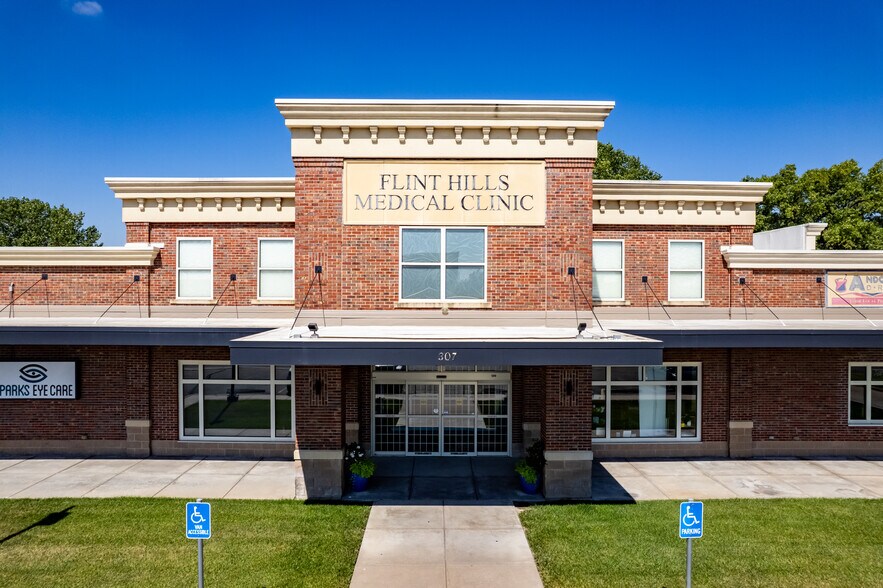 More Photos Of 307 W US Highway 54, Andover General Retail For Sale