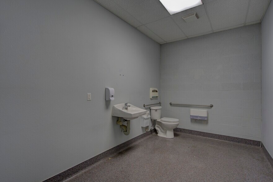 More Photos Of 295 Main St, Weed Office For Sale