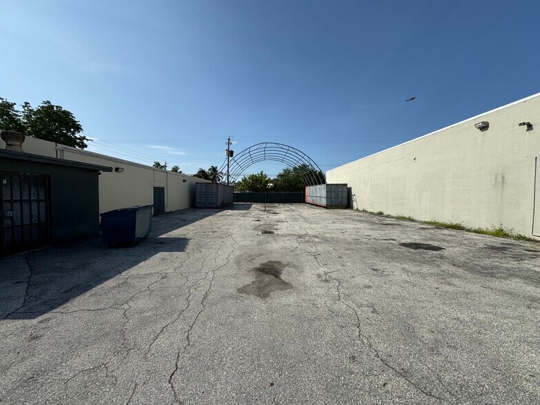 More Photos Of 2216 N 20th Ave, Hollywood Light Manufacturing For Sale