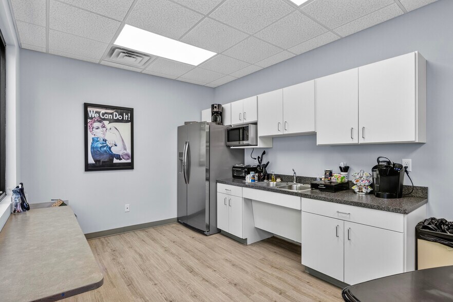 More Photos Of 160 Prosperous Pl, Lexington Medical For Sale