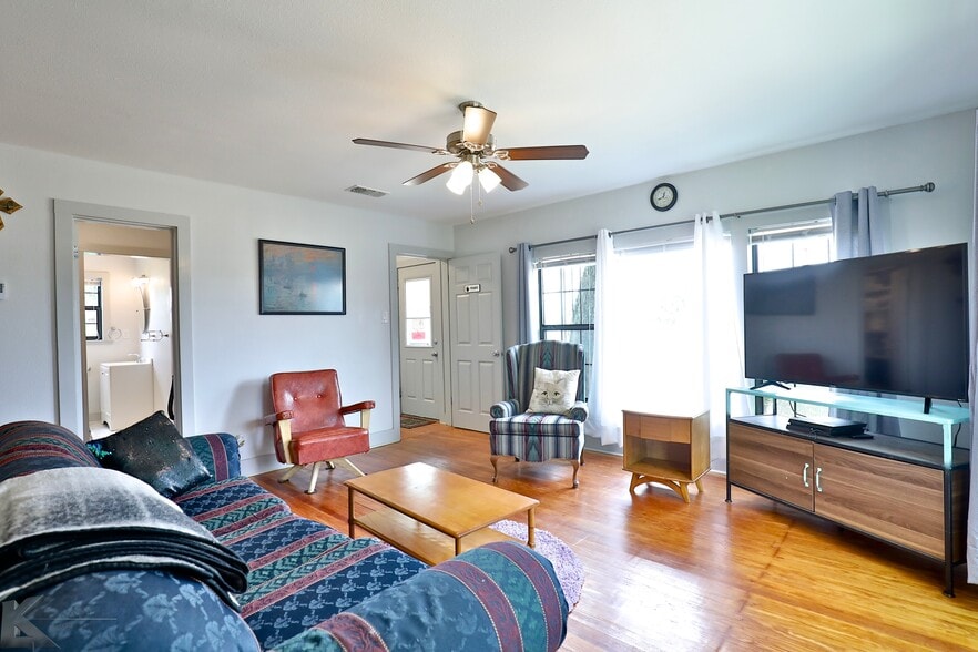 More Photos Of 2710 S Commercial Ave, Coleman Hotel For Sale