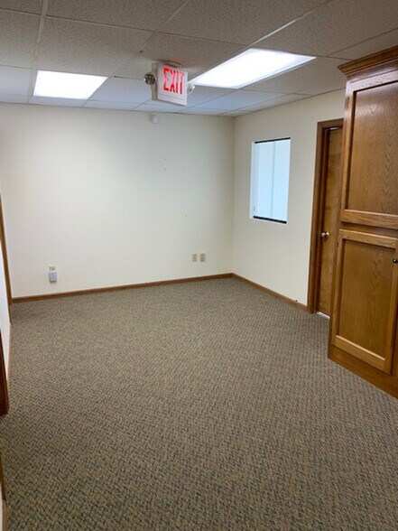 More Photos Of 6111-6117 Maxtown Rd, Westerville Warehouse For Lease