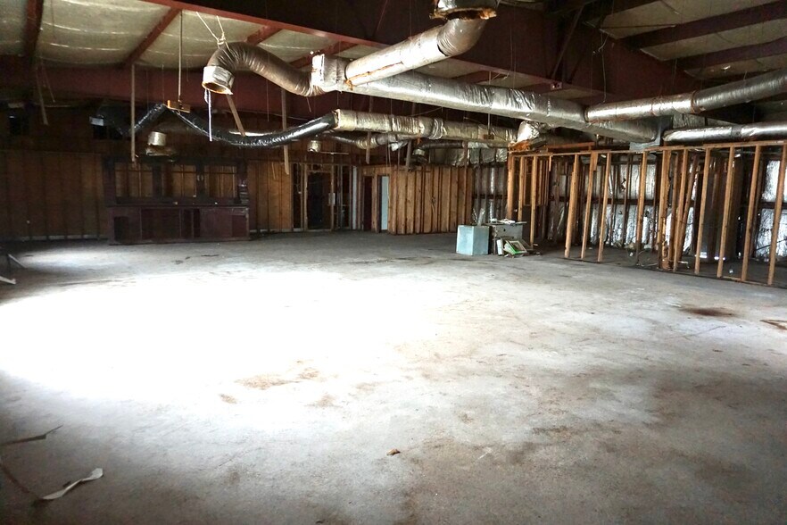 More Photos Of 906 Third St, Lake Arthur Light Manufacturing For Sale