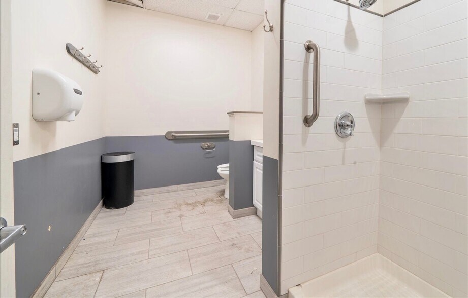 More Photos Of 465 W Commercial St, East Rochester Warehouse For Lease