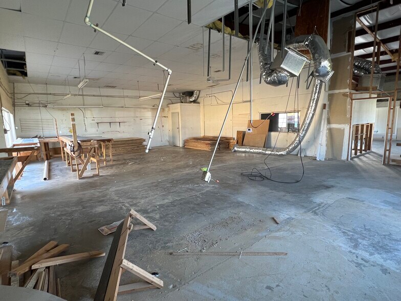 More Photos Of 1312 Market Cir, Port Charlotte Showroom For Lease