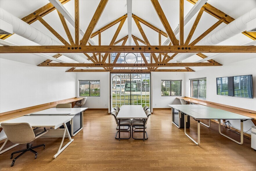 More Photos Of 2402 Commonwealth St, Houston Office For Sale