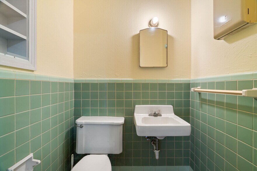 More Photos Of 2404 N US Highway 281, Alice Flex For Lease