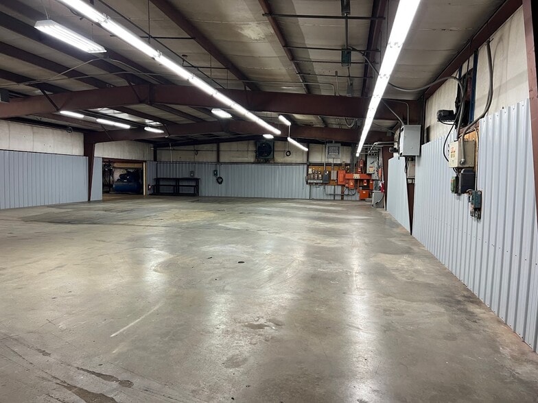 More Photos Of 585 Old Georgia Rd, Moore Warehouse For Lease